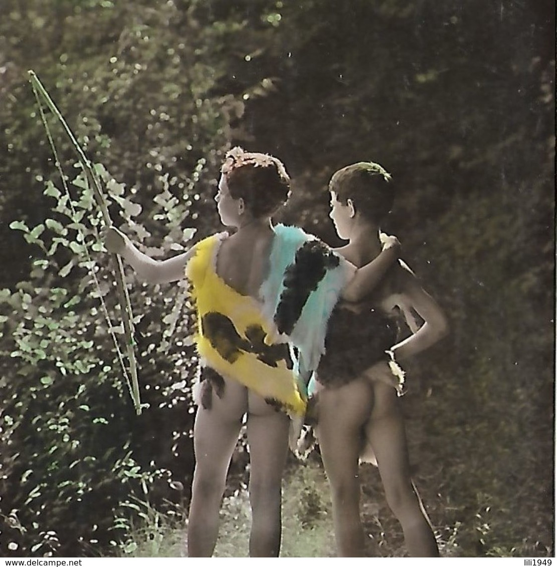 CPA   1900/1910  D'origine Deux Jeunes Garcons Nus Se Baladant Cape En Fourrure Dans La Nature Boysl Nude - Szenen & Landschaften