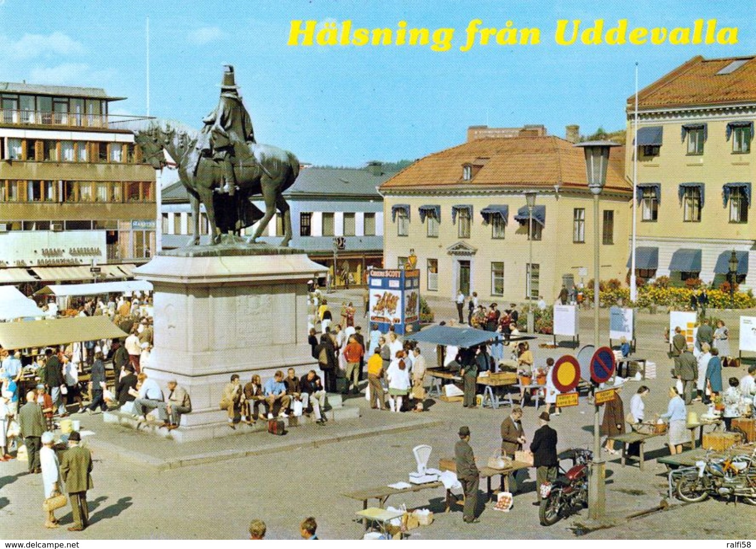 1 AK Schweden * Die Stadt Uddevalla - Marktplatz Mit Dem Denkmal Für Den Schwedischen König Karl X. Gustav - Sweden