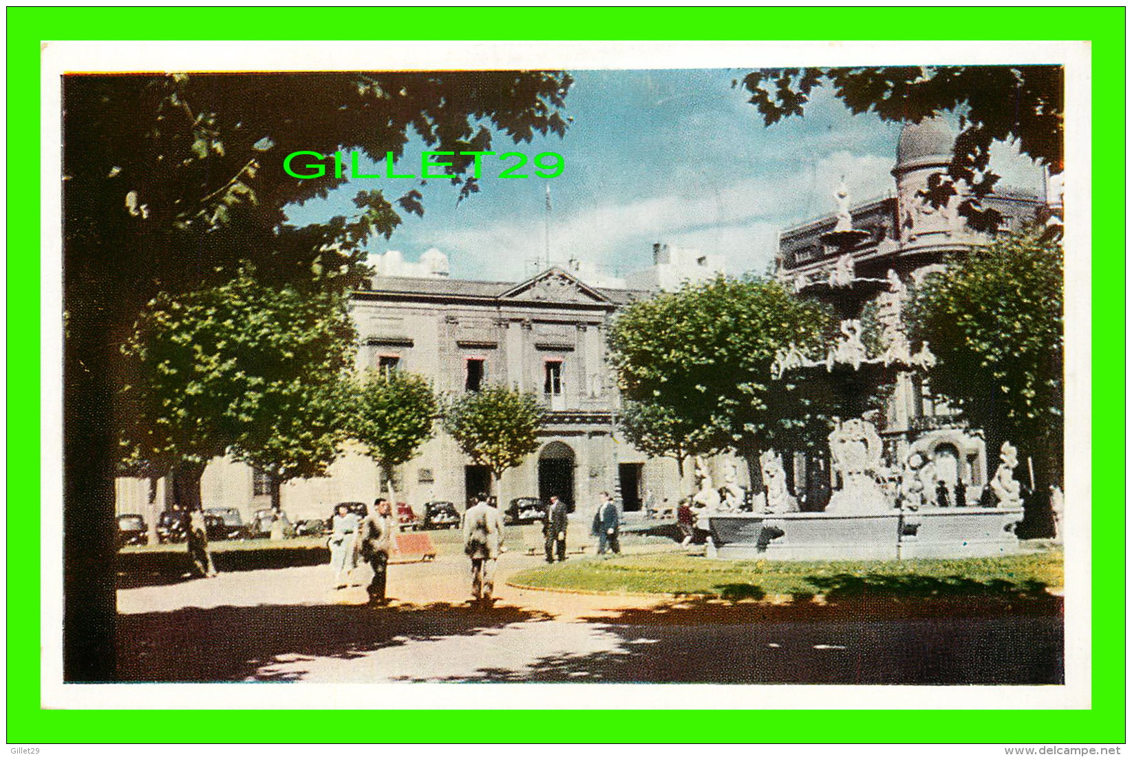 MONTEVIDEO, URUGUAY - PLAZA CONSTITUCION, EN EL FONDO, EDIFICIO DEL CABILDO - - Uruguay