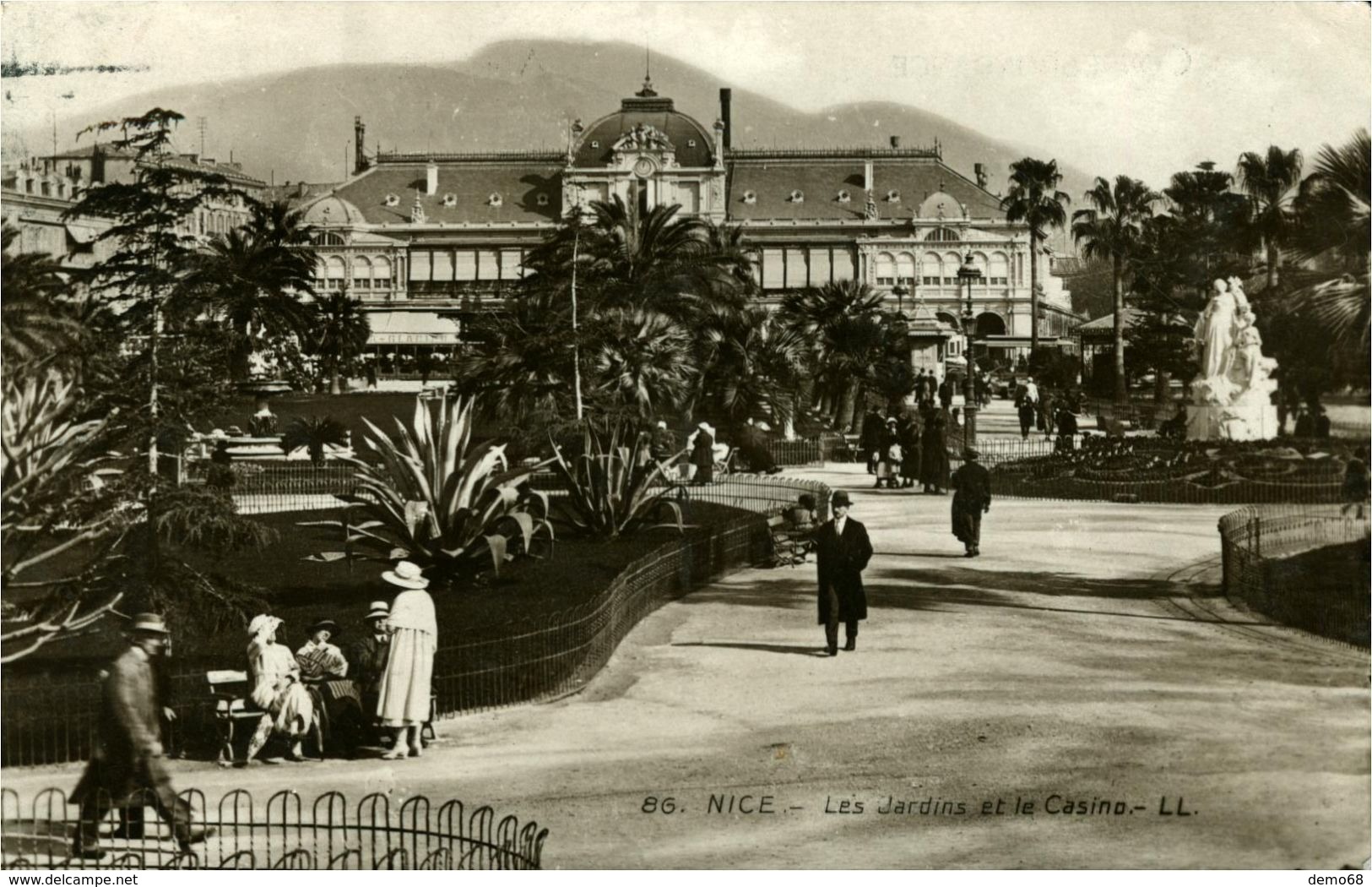 Nice  CPA 06 Alpes Maritimes   Les Jardins Et Le Casino - Parcs Et Jardins