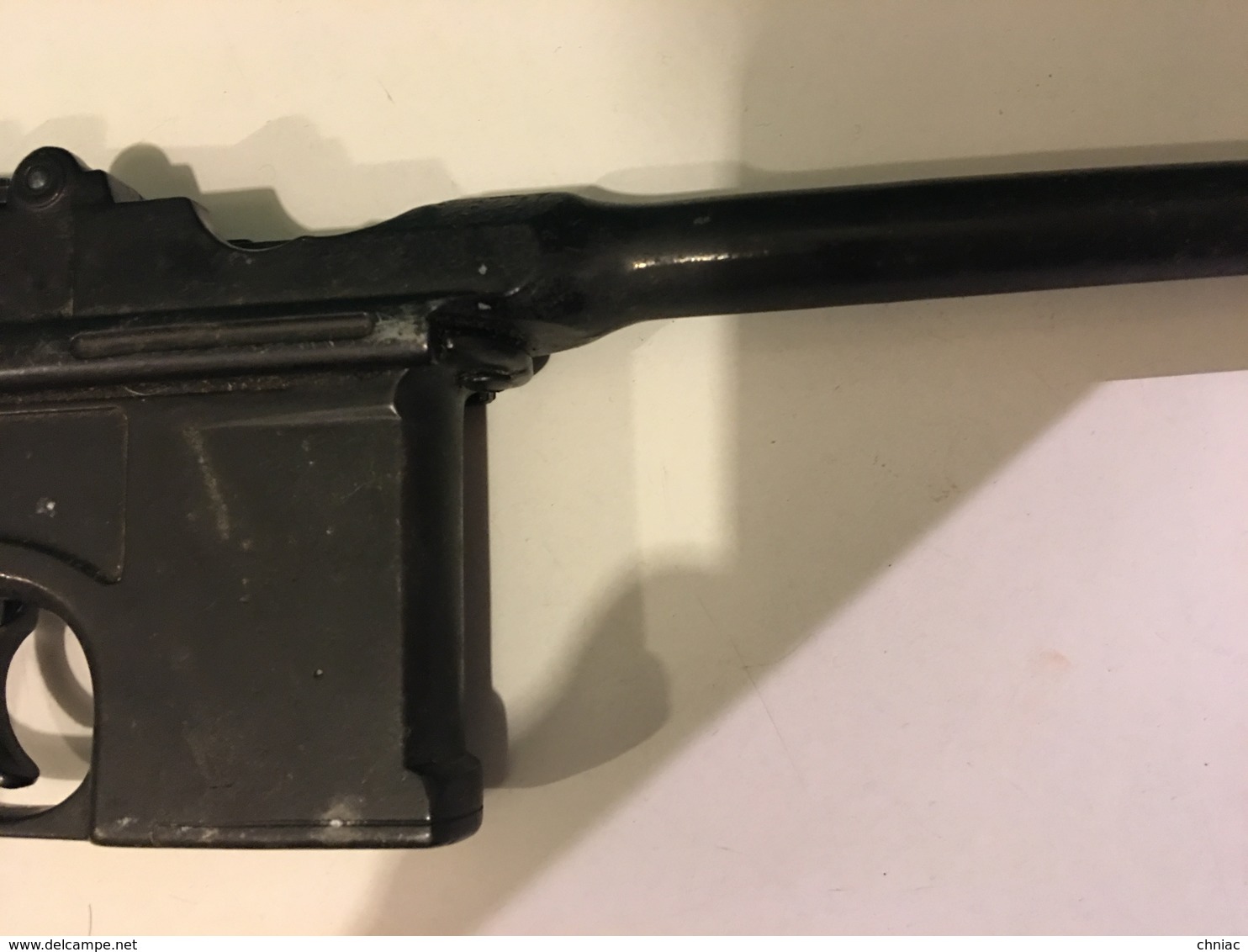 QUASI ARME PISTOLET MAUSER 1896 EN FER AVEC POIGNEE EN BOIS OU EN BAKELITE – INAPTE AU TIR. NOMBREUSES PHOTOS - Armes Neutralisées