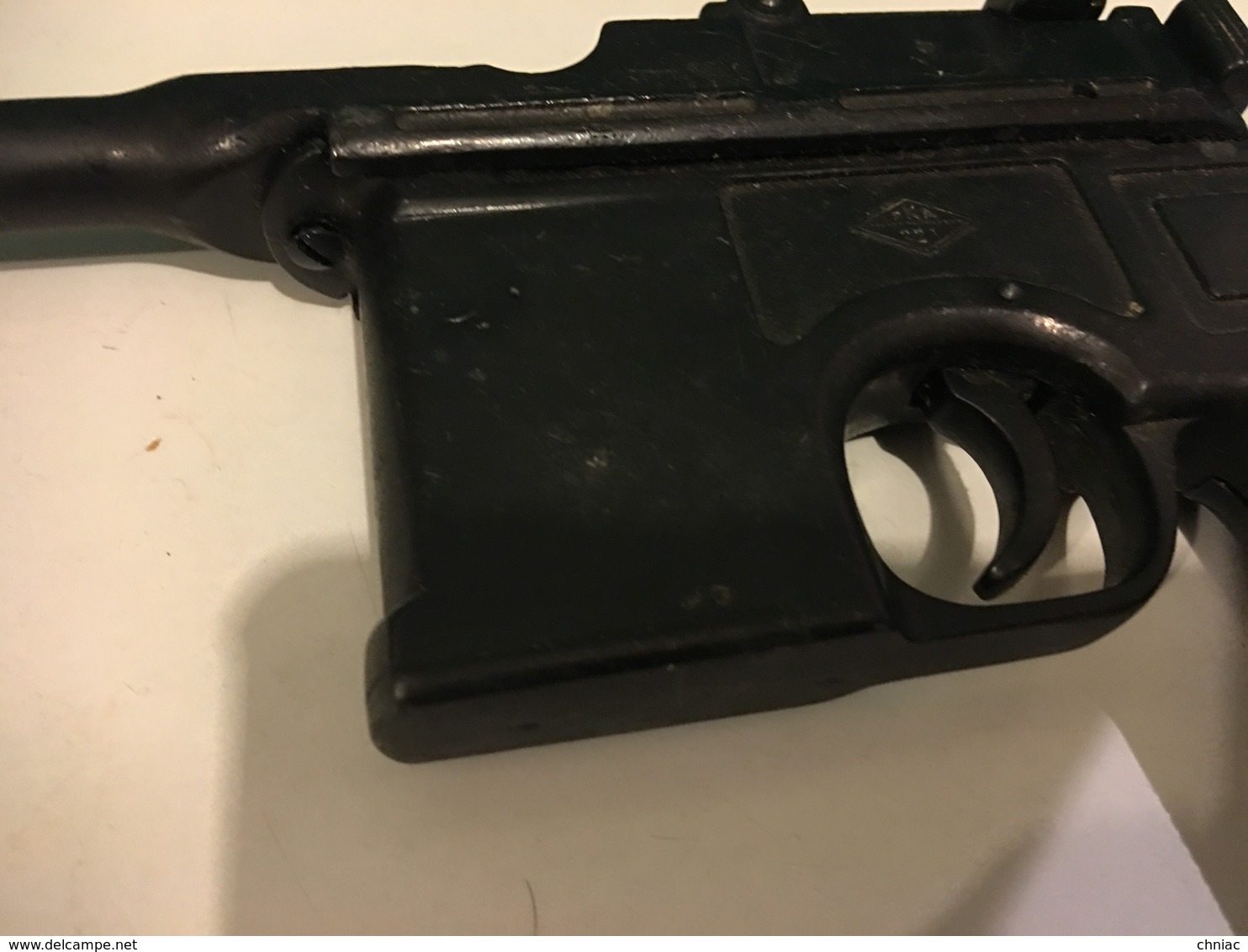 QUASI ARME PISTOLET MAUSER 1896 EN FER AVEC POIGNEE EN BOIS OU EN BAKELITE – INAPTE AU TIR. NOMBREUSES PHOTOS