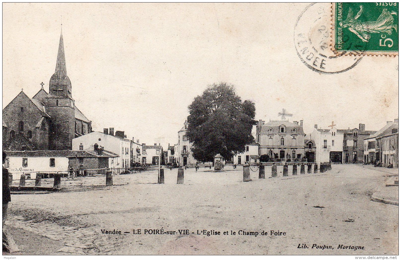 Le Poiré Sur Vie : L'église Et Le Champ De Foire - Poiré-sur-Vie