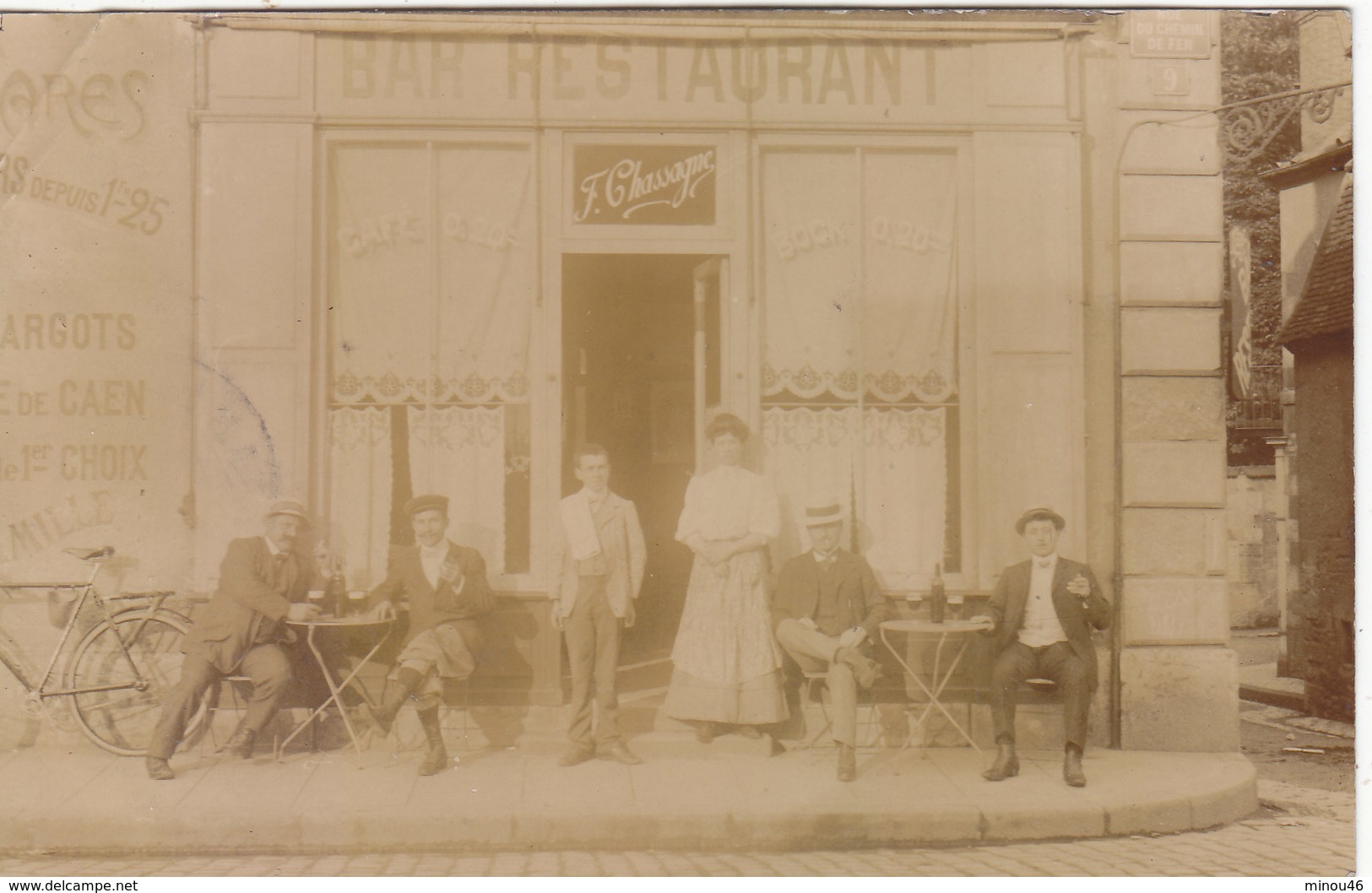 PARIS 19E : T.RARE CARTE -PHOTO DE 1909.BAR-RESTAURANT " F. CHASSAGNE " RUE DU CHEMIN DE FER.PLI HAUT GAUCHE - Arrondissement: 19