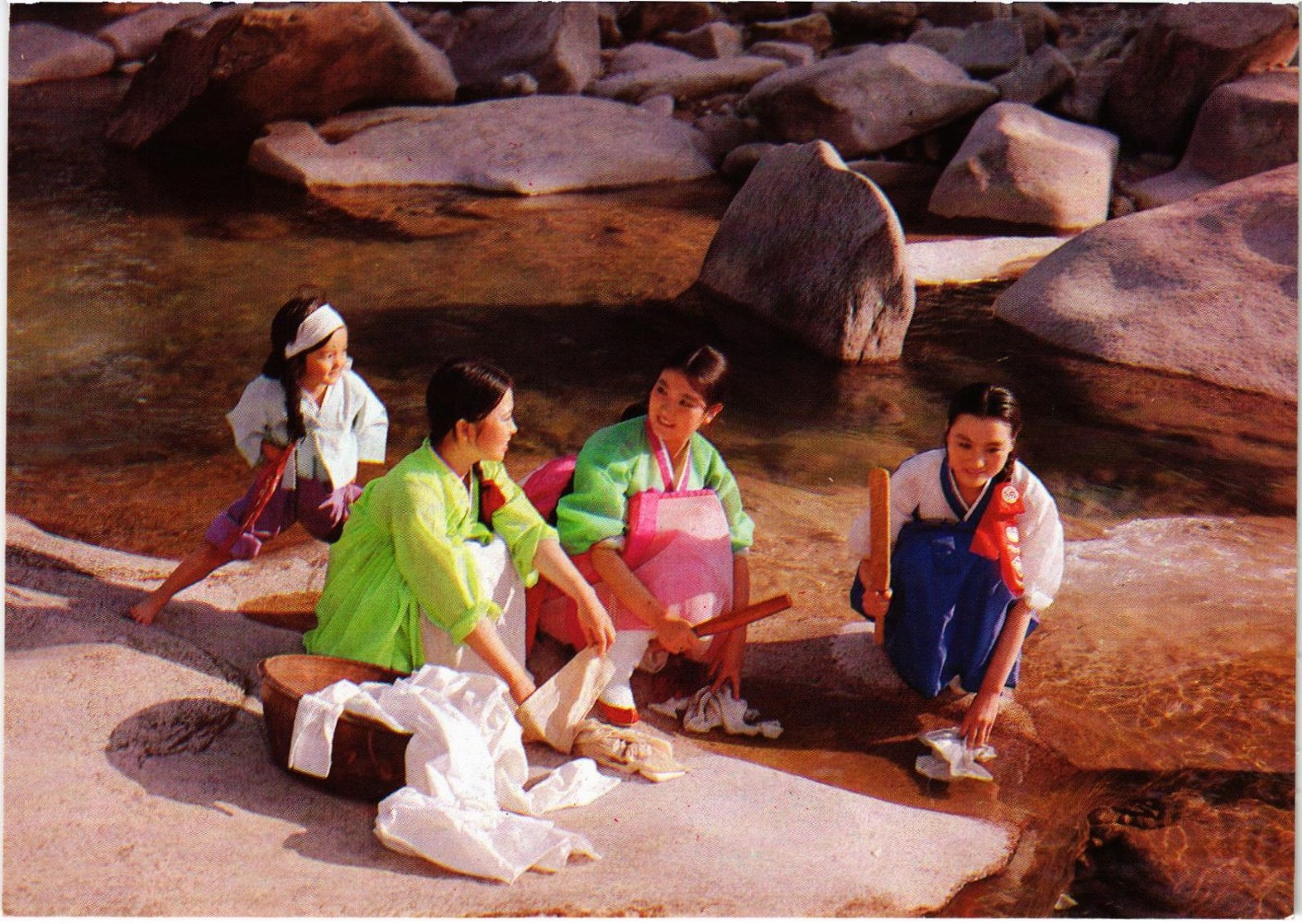 COREE DU SUD  - SEOUL - Jeunes Filles Lavant Des Vêtements Dans Un Ruisseau De La Montagen - Corea Del Sud