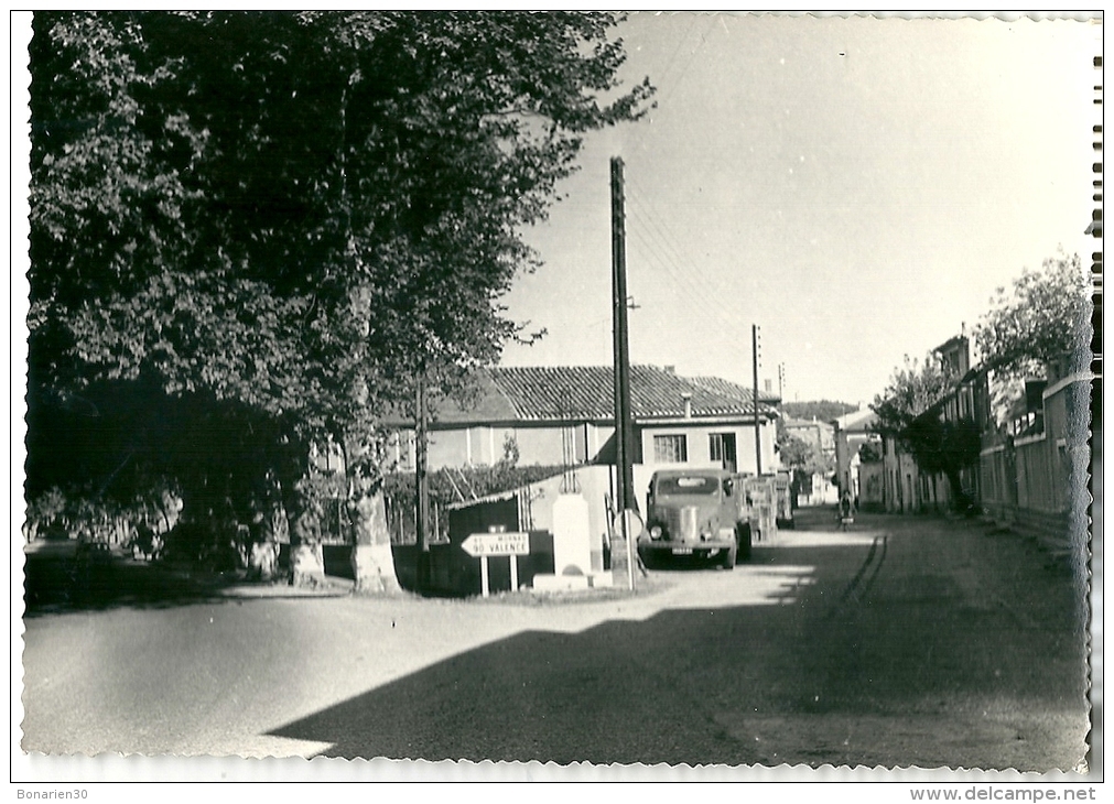 CPSM 84 PIOLENC ENTREE  VILLAGE ROUTE NATIONALE 7 CAMION UNIC - Piolenc