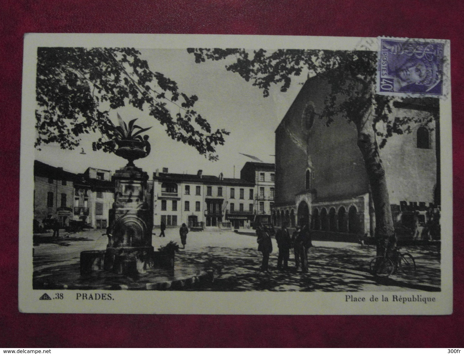 CPA PRADES PLACE DE LA REPUBLIQUE (66 PYRENEES ORIENTALES) ANIMEE FEMME HOMMES VOITURE VELO FONTAINE RUBI - Prades