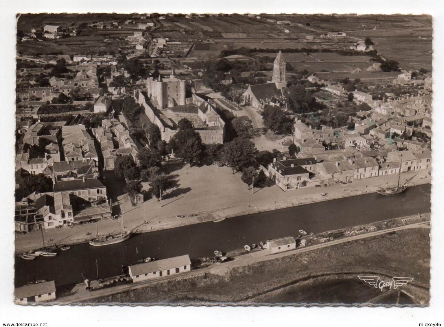 Ile De Noirmoutier--NOIRMOUTIER--Vue Aérienne--Le Chateau Et L'église - Noirmoutier