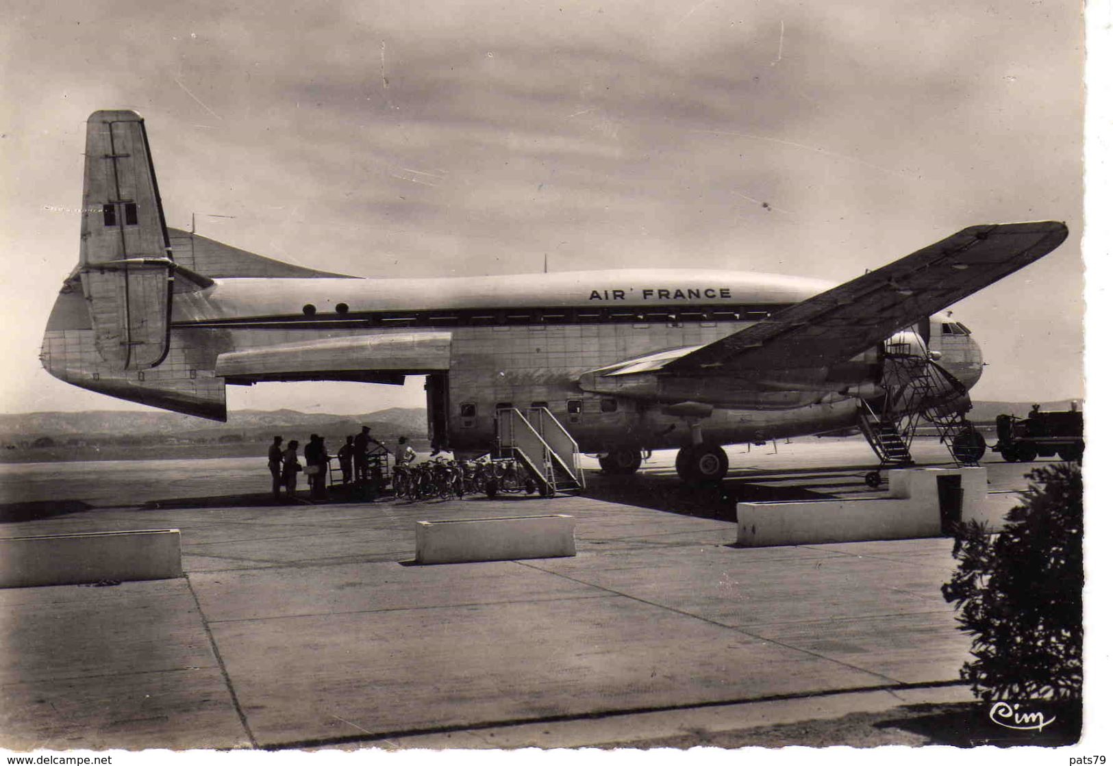 MARIGNANE  - Aèroport  ; "BREGUET" 2 Ponts Avec Cale Ouverte Pour Le Chagement Du Fret (S.M.G.F.) - Marignane