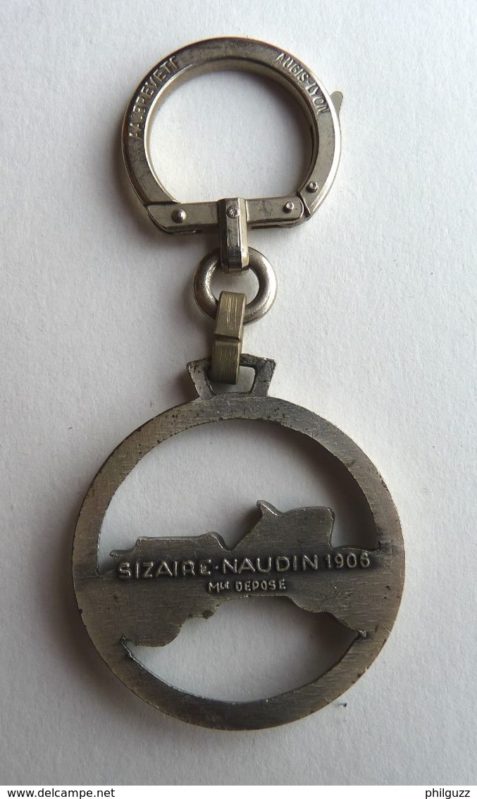 PORTE CLES KEY CHAIN  METAL  AUGIS - SIZAIRE NAUDIN 1906 - VOITURE AUTOMOBILE - Key-rings