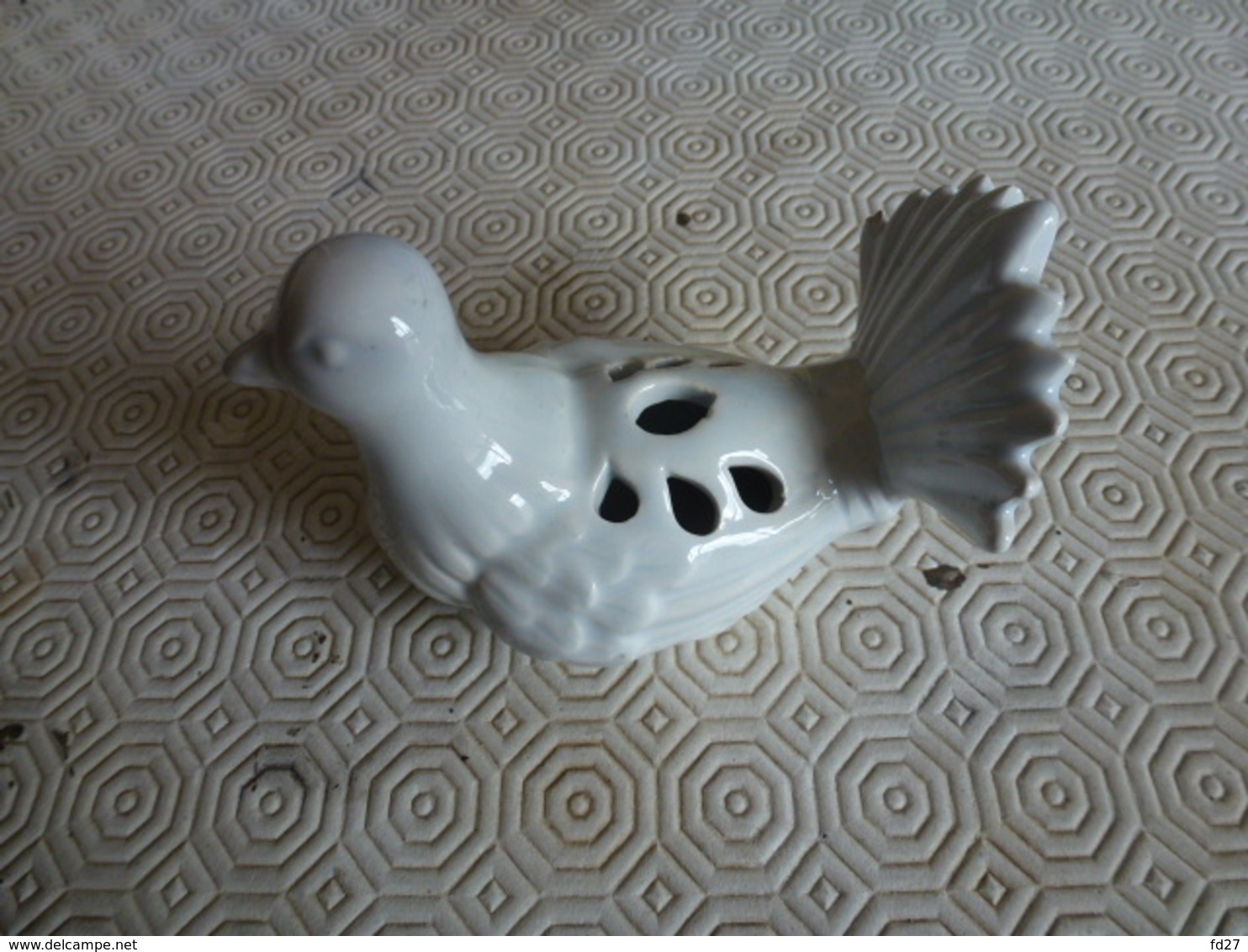 Petite Statuette De Colombe En Porcelaine - Unclassified