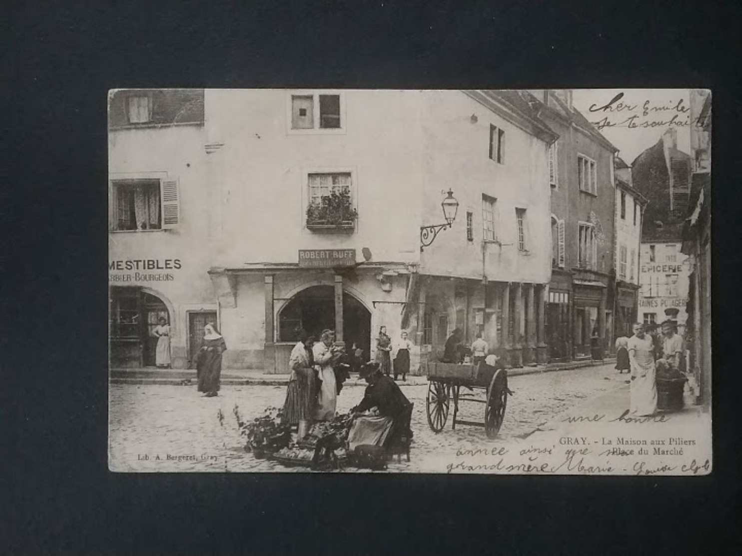 70-Gray-Place Du Marché-avec Une Femme De Marché - Gray