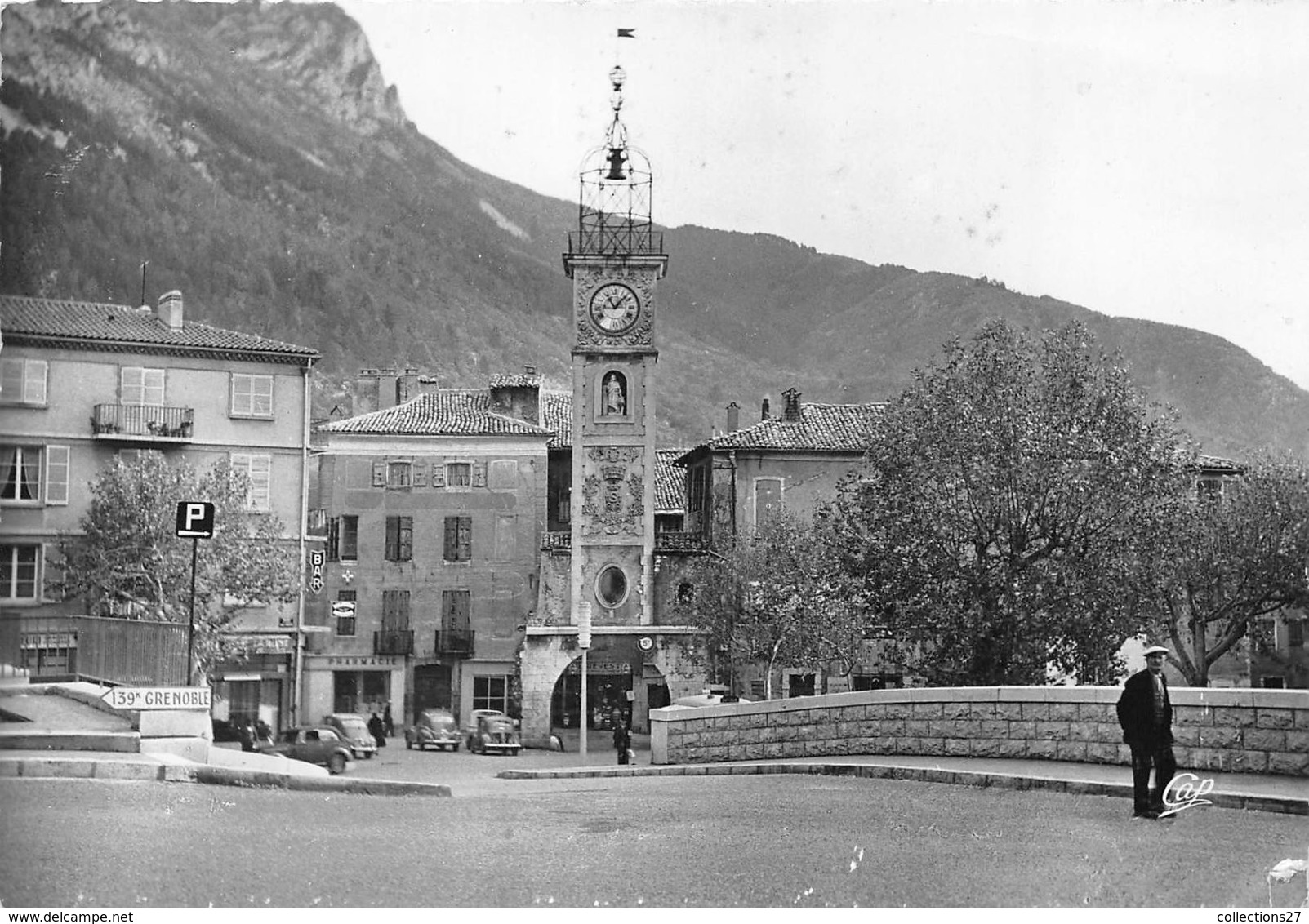 04-SISTERON-LA PLACE DE L'HÔTEL DE VILLE ET LA TOUR DE L'HORLOGE - Sisteron