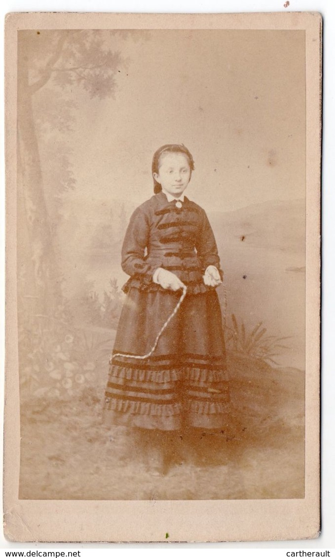 Photo 1872 CDV  - Une Jeune Fille Avec Sa Corde à Sauter - Photo Angelina Trouillet Aux Batignolles - Ancianas (antes De 1900)