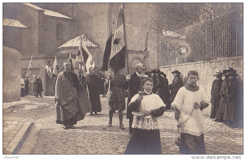 Carte Photo - Paray Le Monial - Drapeaux Alliés, Procession, Enfants De Coeur En Tête, Le 26 Mars 1919, Il A Neigé - Paray Le Monial