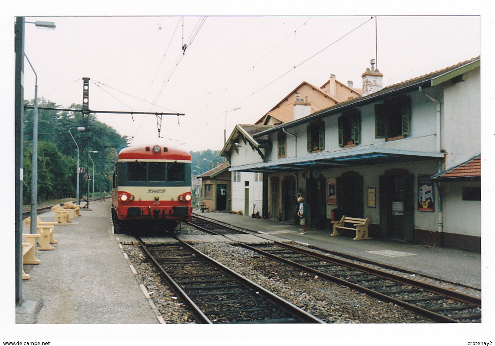 69 Charbonnières Les Bains Vers Lyon PHOTO Train Autorail SNCF N°4692 à Quai En Gare Le 9 Septembre 1989 Voir DOS - Trenes