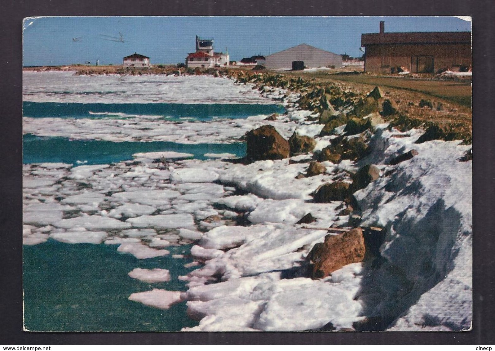 CPSM SAINT-PIERRE-et-MIQUELON - SAINT-PIERRE - Route De L'aéroport TB Bord De Mer + Jolie Vue Bâtiments - Saint-Pierre-et-Miquelon