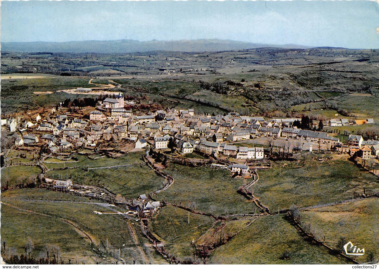 12-LAGUIOLE- VUE GENERALE AERIENNE SUR LA ROUTE D'AUBRAC - Laguiole