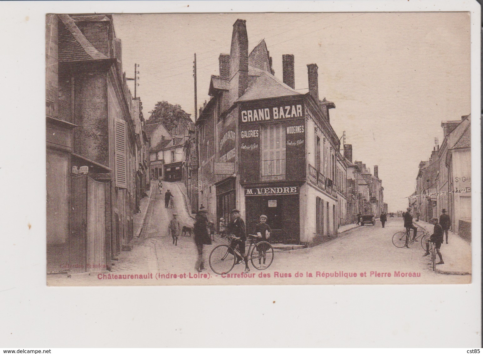 CPA - CHATEAURENAULT - Carrefour Des Rues De La République Et Pierre Moreau - Grand Bazar Galleries Modernes - Autres & Non Classés