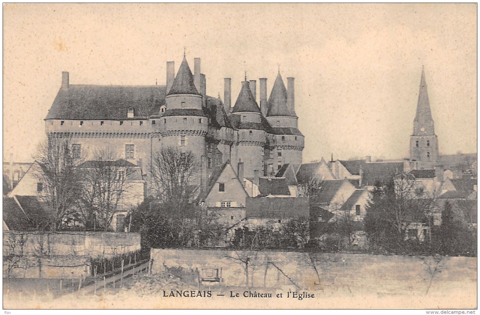 Langeais (37) - Le Château Et L'Eglise - Langeais