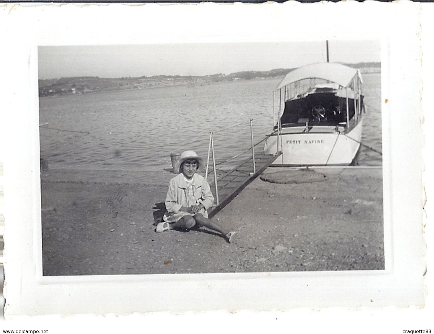 Fillette Assise Devant Un Bateau "petit Navire" - Barcos