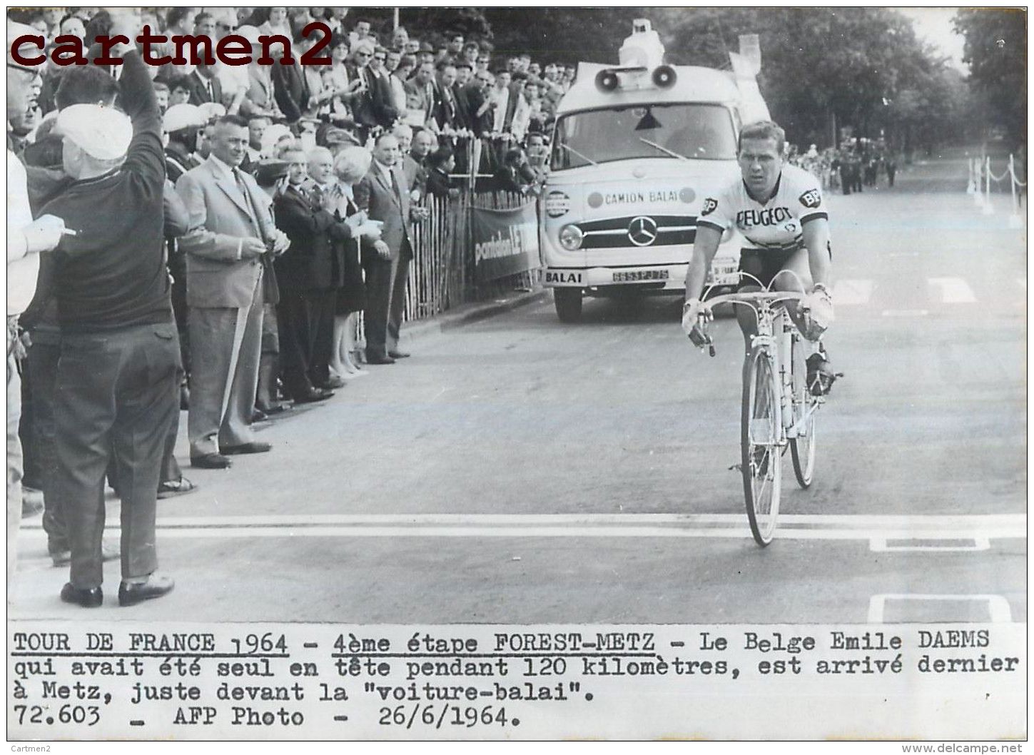 PHOTOGRAPHIE ANCIENNNE TOUR DE FRANCE 1964 FOREST-METZ BELGE EMILE DAEMS VOITURE BALAI MERCEDES CYCLISME SPORT CYCLISTE - Sports