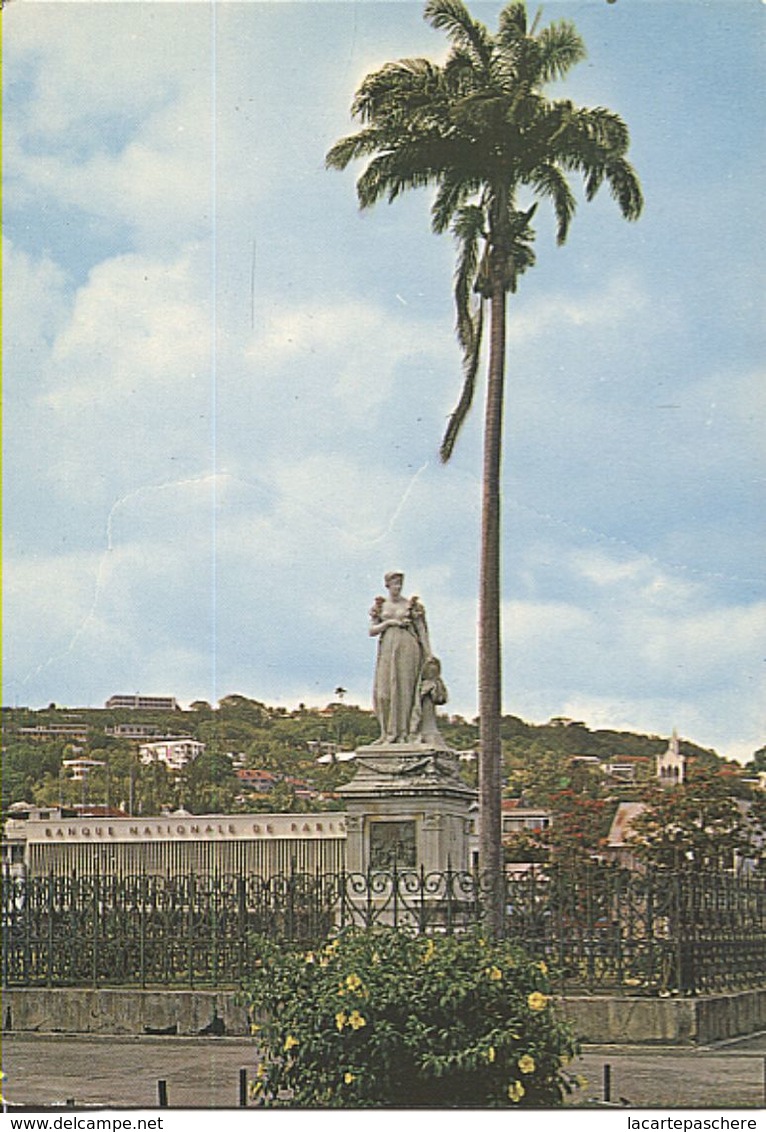 X116664 MARTINIQUE FORT DE FRANCE STATUE DE L' IMPERATRICE JOSEPHINE SUR LA SAVANE MORNE DESAIX CALVAIRE BANQUE BNP - Fort De France