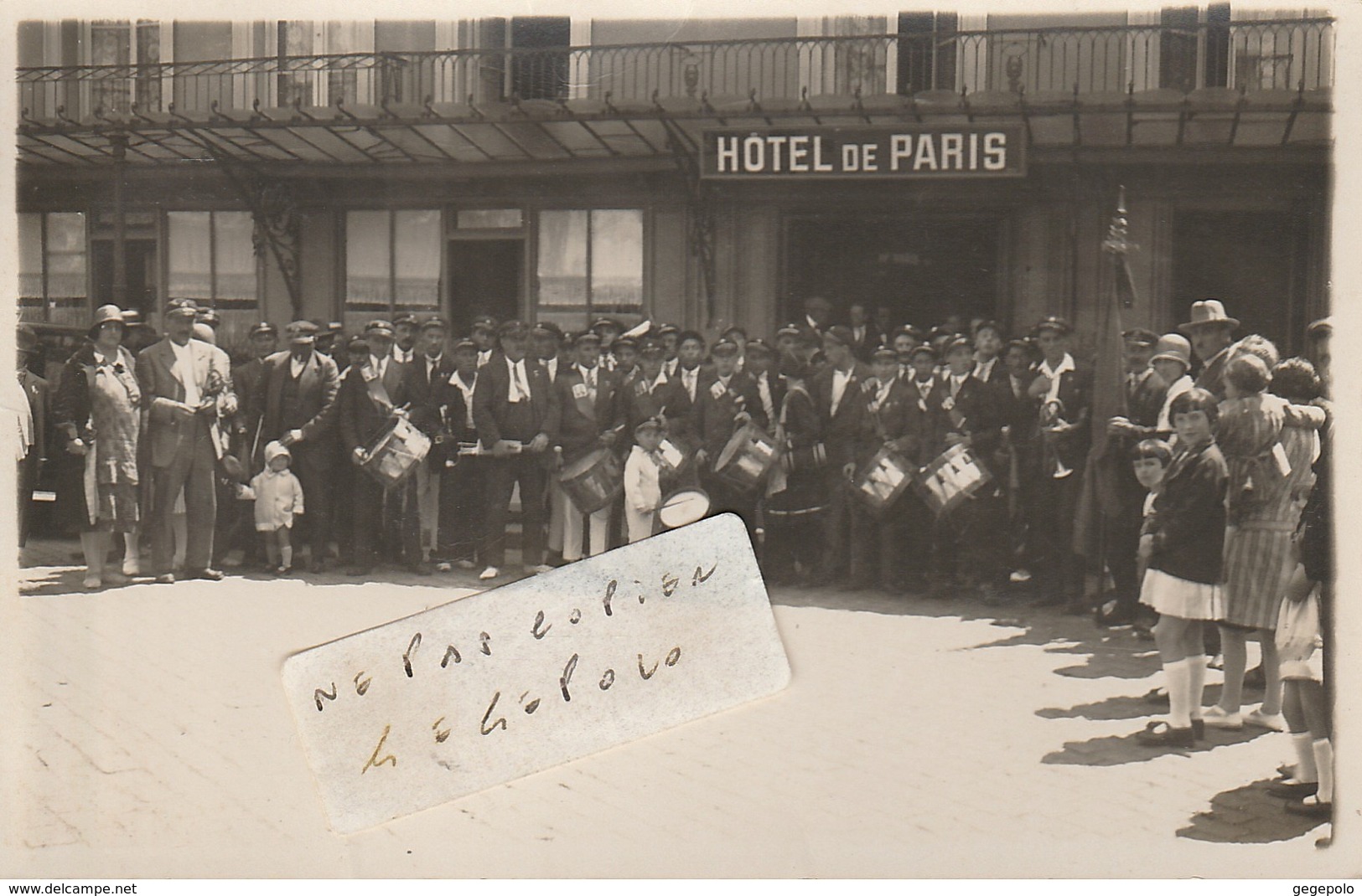 FONTENAY TRESIGNY - La Fanfare En Déplacement  Devant L' Hôtel De Paris ( Carte Photo ) - Fontenay Tresigny