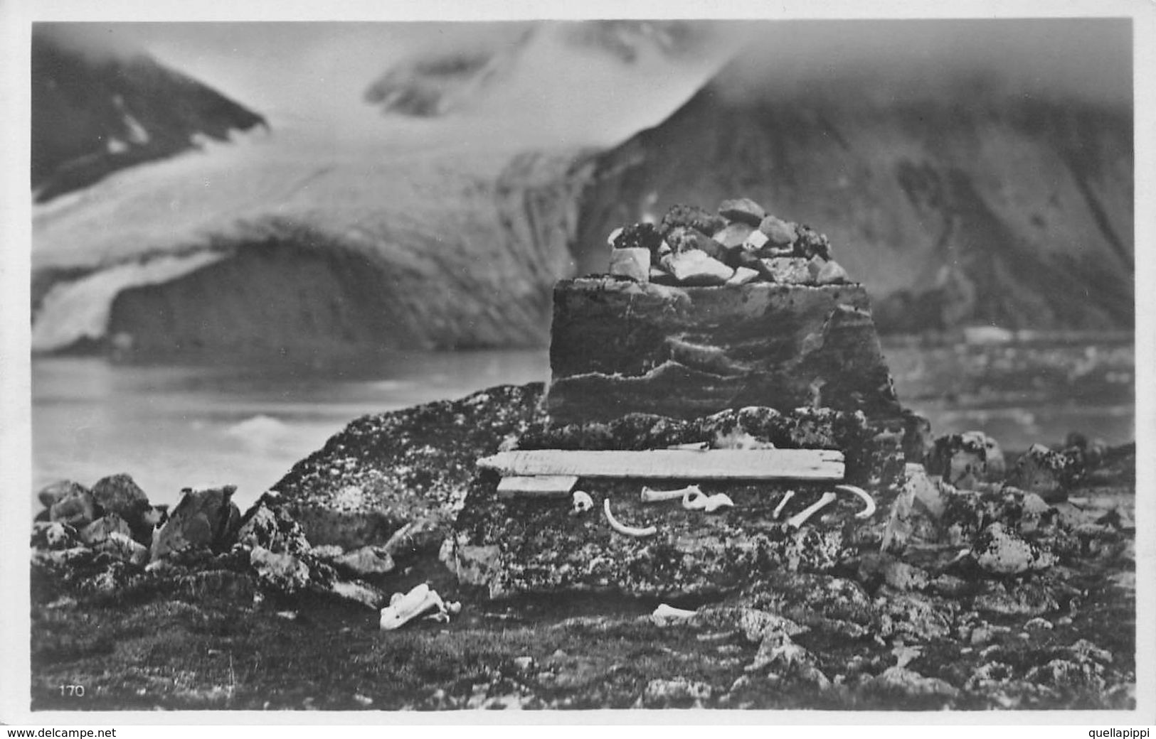 07609 "NORVEGIA - ISOLA SPITZBERGEN - ARCIPELAGO SVALBARD" MONUMENTO FUNEBRE PRESSO BAIA MADDALENA. CART  NON SPED - Noorwegen