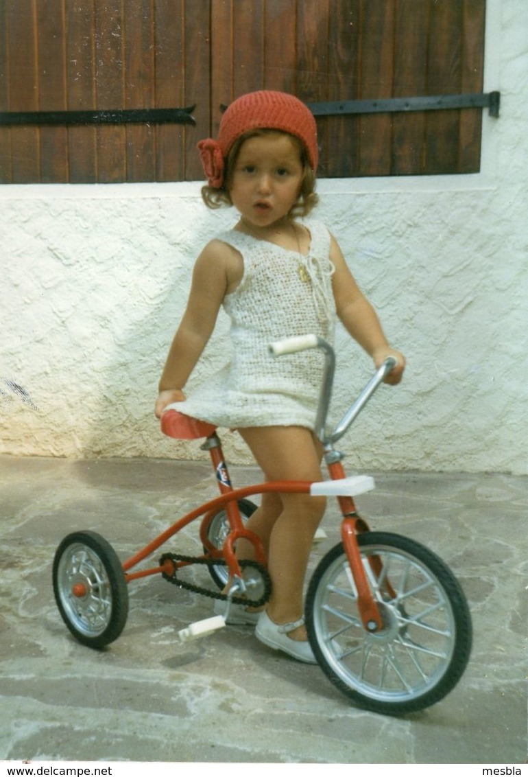 Photo Authentique  -  Petite Fille Sur Son Tricycle - Autres & Non Classés