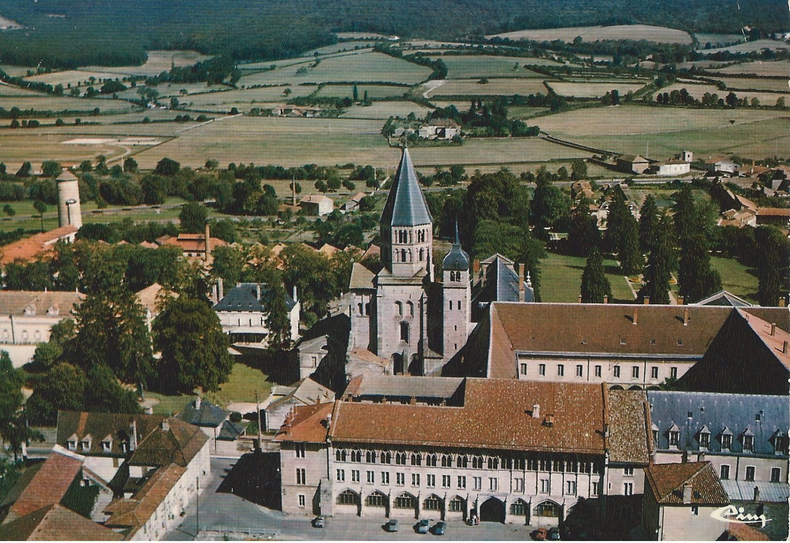 71 - CLUNY - Vue Aérienne. L'Abbaye (XIe-XIIe S.) Et Ecole Des Arts Et Métiers - Cluny