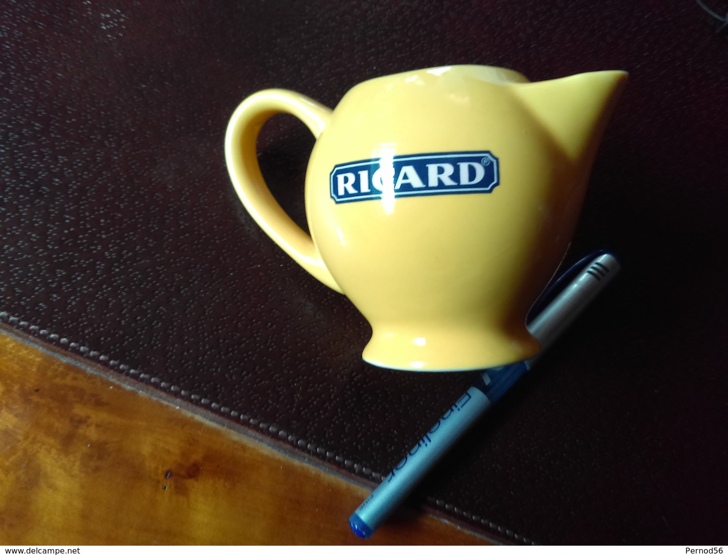 Vends Pichet à Eau En Grès JAUNE  RICARD COLLECTION  Tbe - Carafes