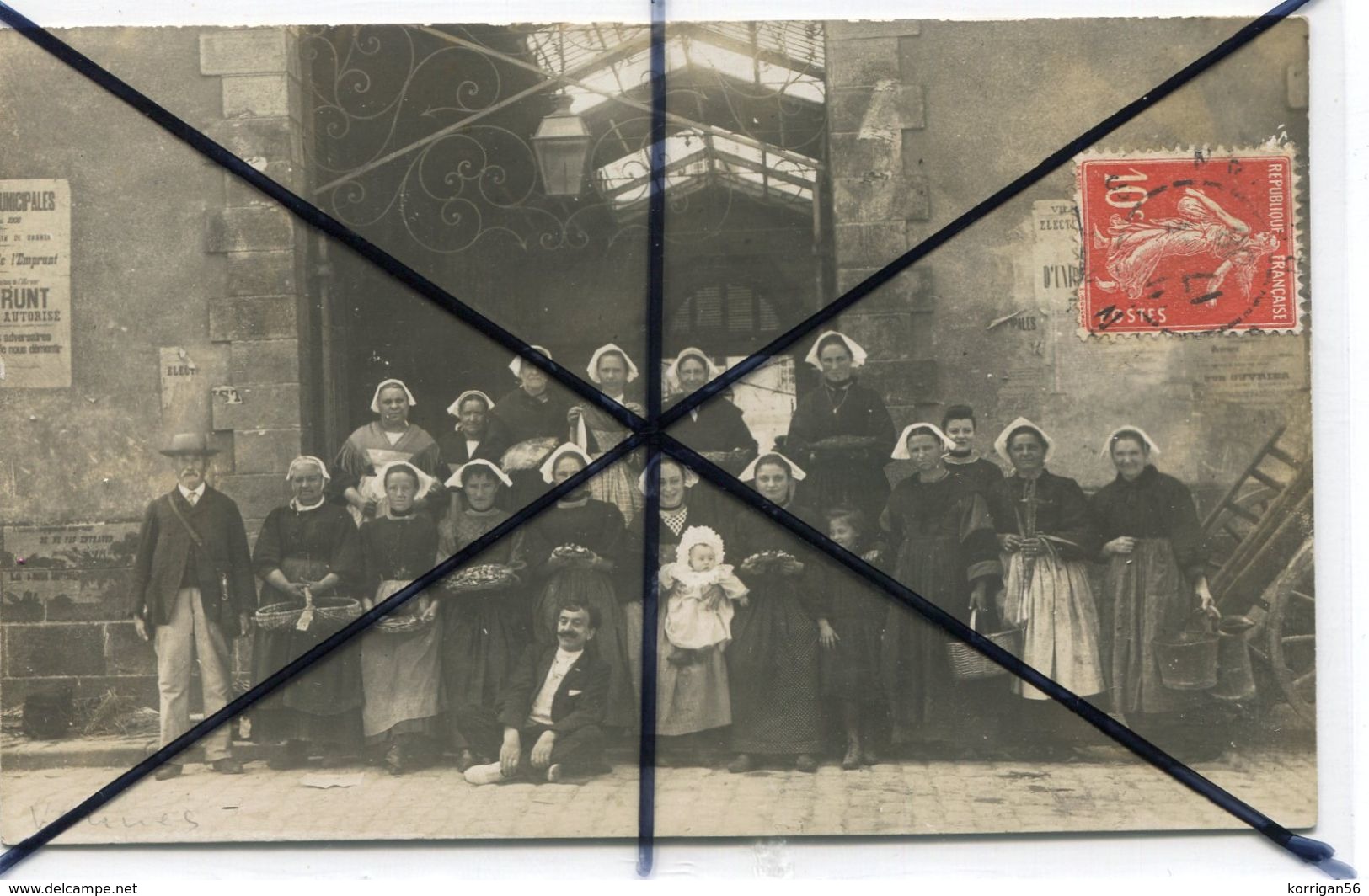 VANNES *** MARCHANDES DEVANT LES HALLES VERS 1906 *** RARE *** CARTE PHOTO *** - Vannes