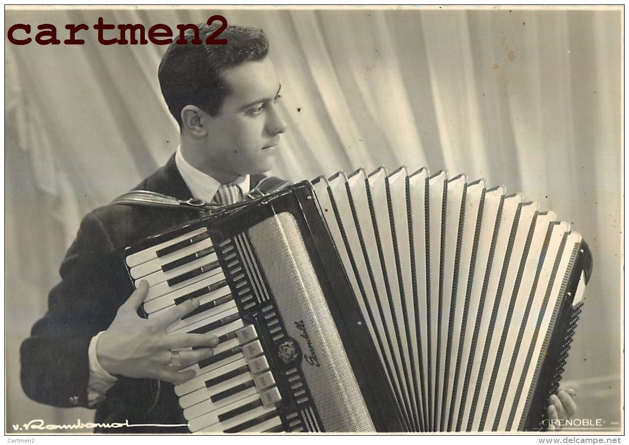 GRANDE PHOTOGRAPHIE ANCIENNE : ACCORDEONISTE ACCORDEON PHOTOGRAPHE RAMBAUD GRENOBLE - Personalidades Famosas