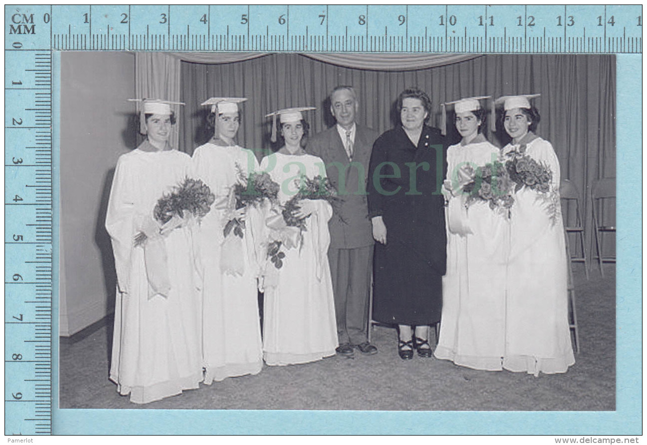 Les Quintuplées Dionne # 17 -" Jumelles Dionne"  Né En 1934,  Graduation Avec Leurs Parents - Ont, Canada, Reproduction - Femmes Célèbres