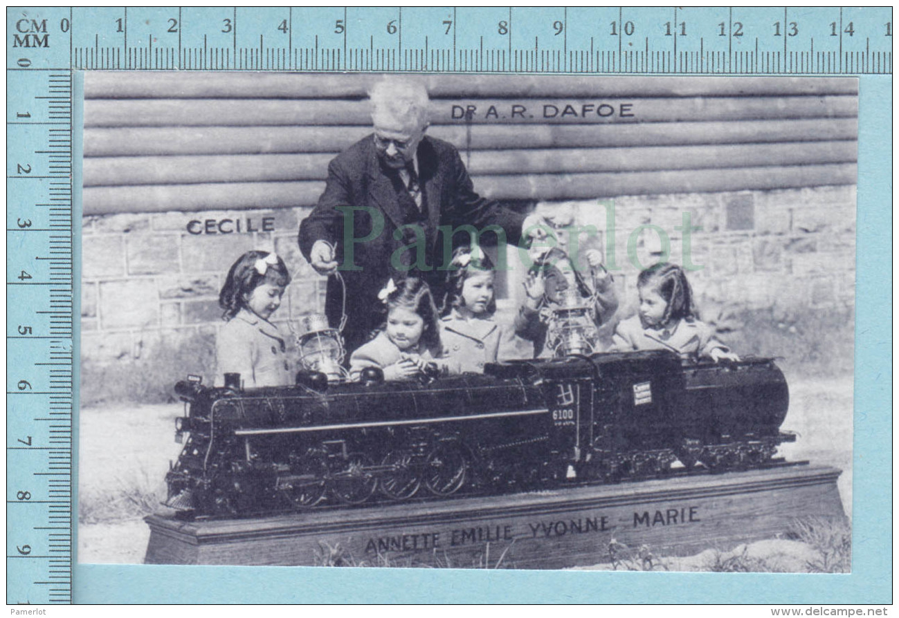 Les Quintuplées Dionne # 1 - CPM " Jumelles Dionne"  Né En 1934, Jouant à La Locomotive, Ont, Canada, Reproduction - Groupes D'enfants & Familles