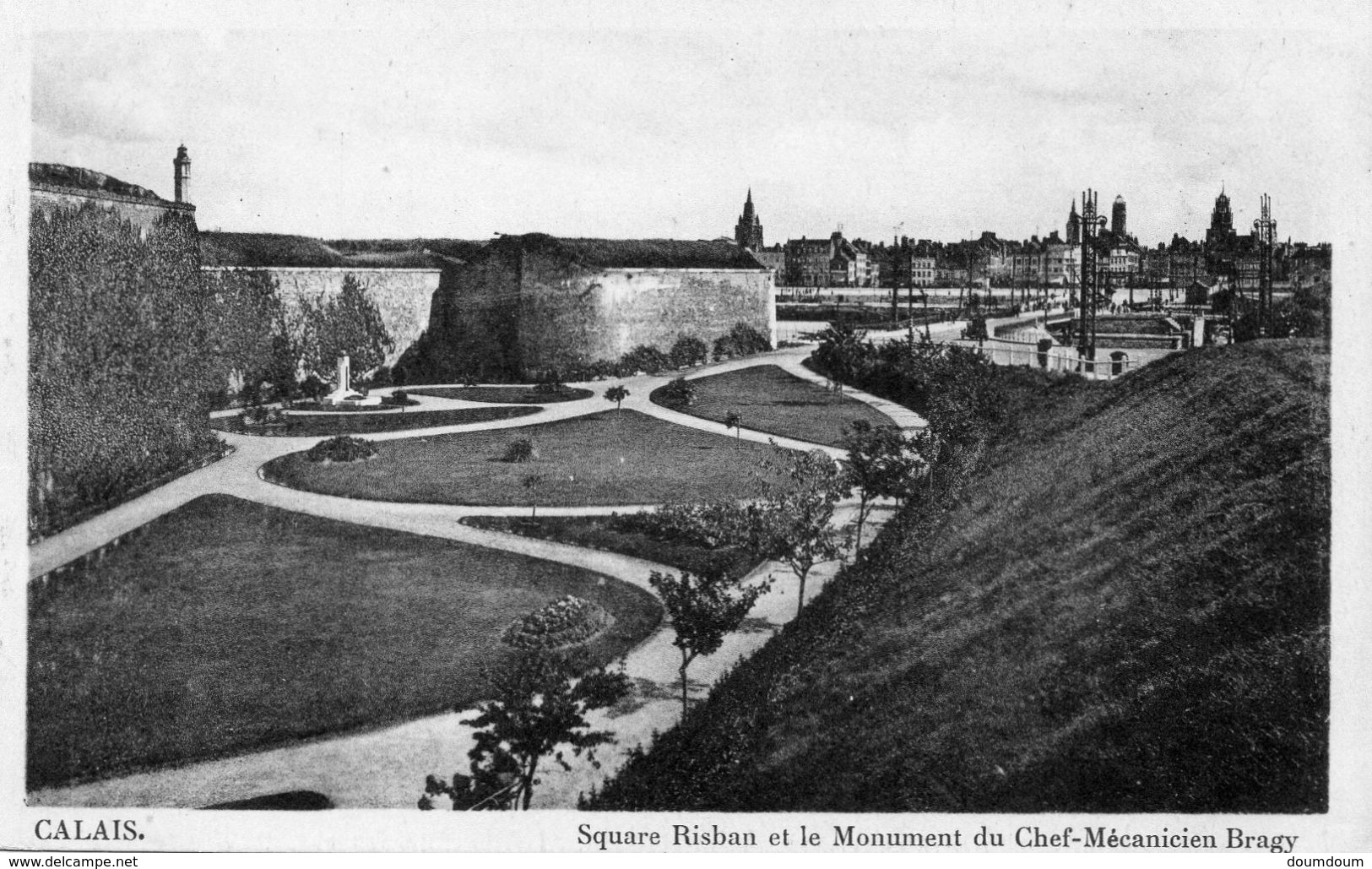 CPA CALAIS - SQUARE RISBAN ET LE MONUMENT DU CHEF-MECANICIEN BRAGY - Calais