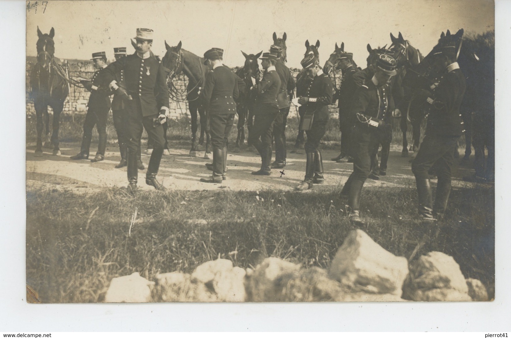 MILITARIA - REGIMENTS - CAVALERIE - CHEVAUX - HORSES -CADRE NOIR DE SAUMUR -Carte Photo Officiers Dt Capitaine Altmayer - Régiments