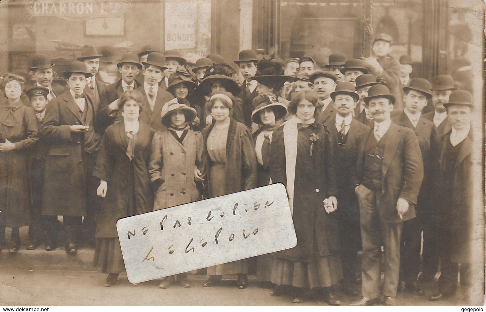 Un Groupe Qui Pose Devant La " CHARRON LIMITED " ( Carte-photo ) - A Identificar