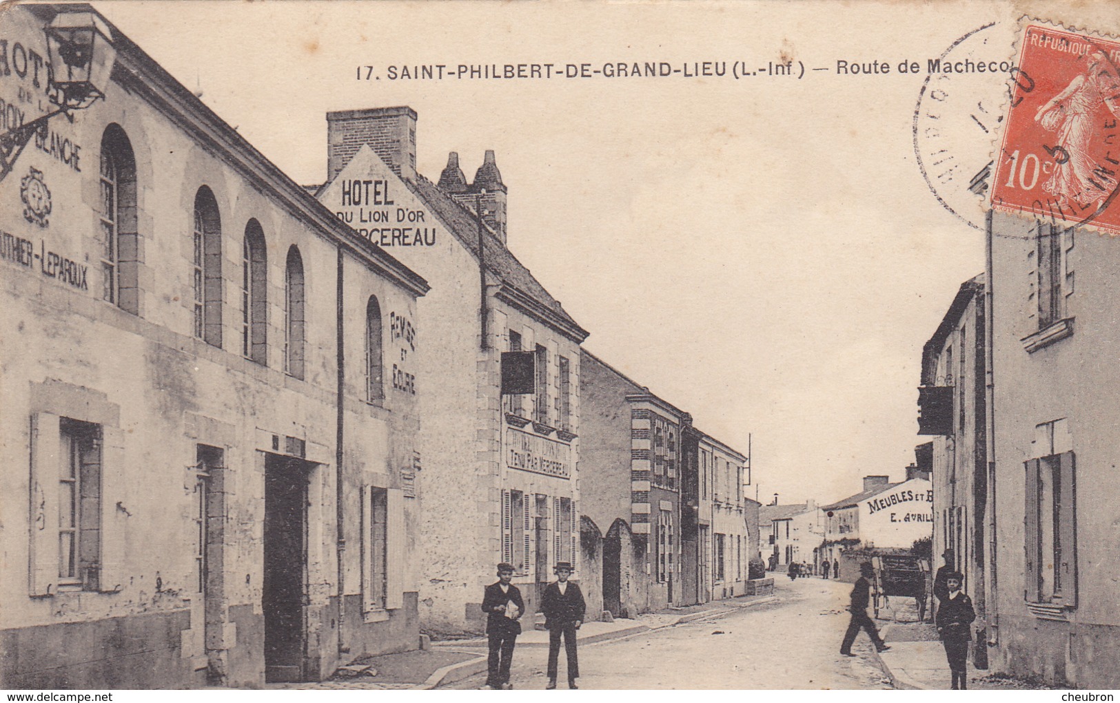 44. SAINT PHILBERT DE GRAND LIEU. CPA. ANIMATION ROUTE DE MACHECOUL DEVANT L'HOTEL DU LION D'OR. ANNEE 1915 . - Saint-Philbert-de-Grand-Lieu
