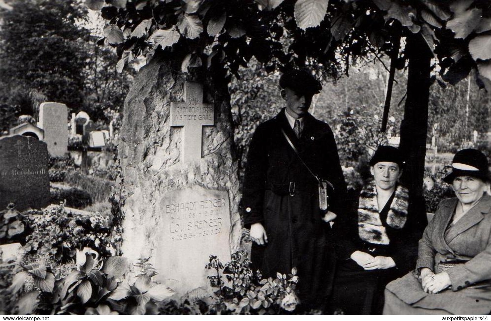 Photo Originale Mortem - Rendez-Vous Au Cimetière En Famille Vers 1930 - Pierre Tombale Gravée Dans La Roche Brute ! - Lieux