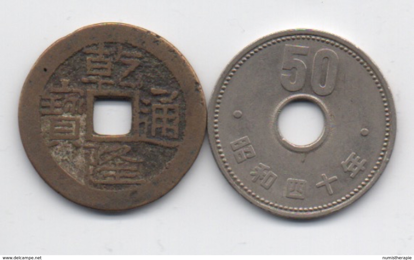 Lot De 2 Pièces Asiatiques Et Trouées : Chine 1736 & Japon 1965 - Autres – Asie