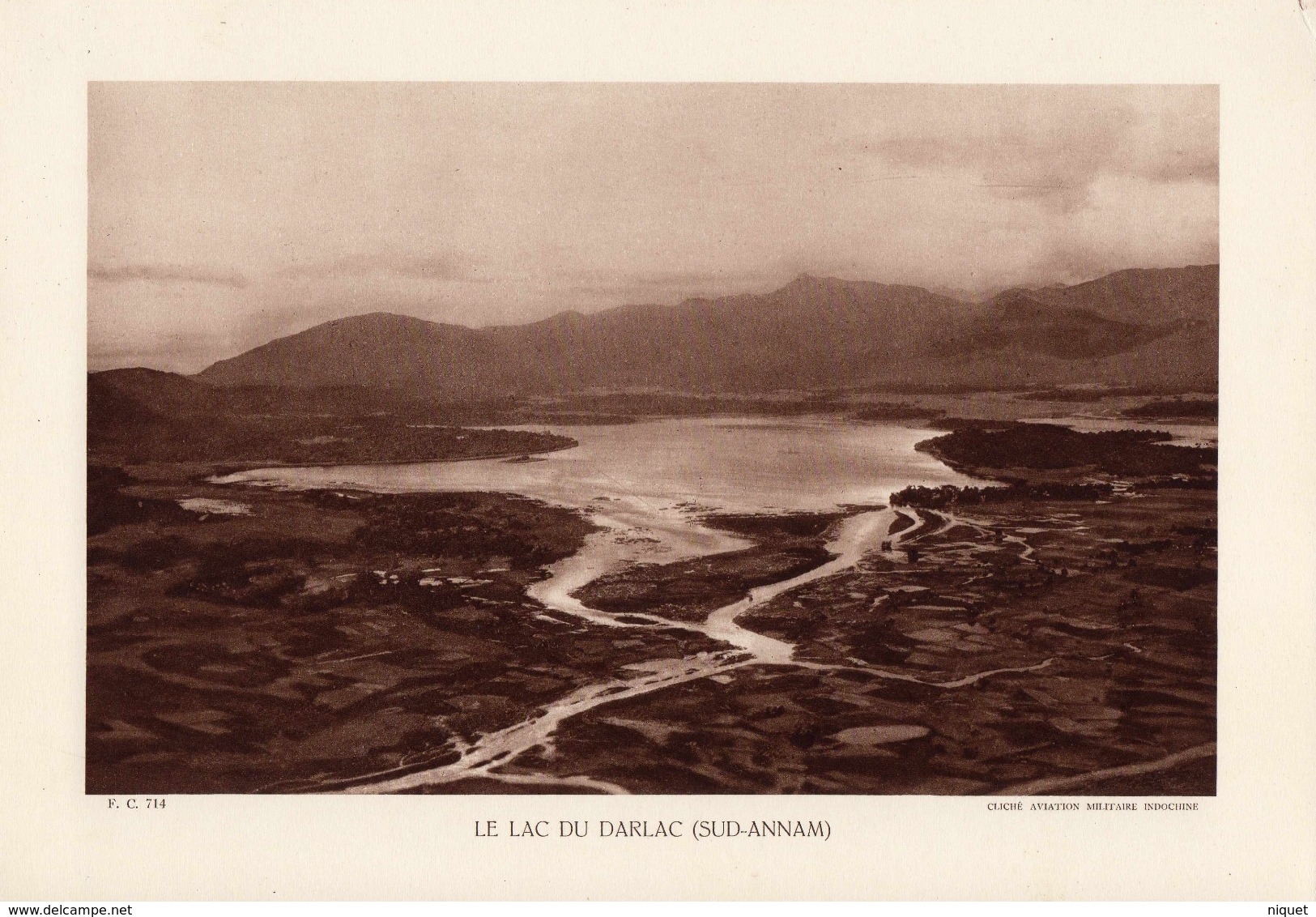 VIET NAM, LE LAC DU DARLAC (SUD-ANNAM), Planche Densité = 200g, Format 20 X 29 Cm, (Aviation Militaire Indochine) - Géographie