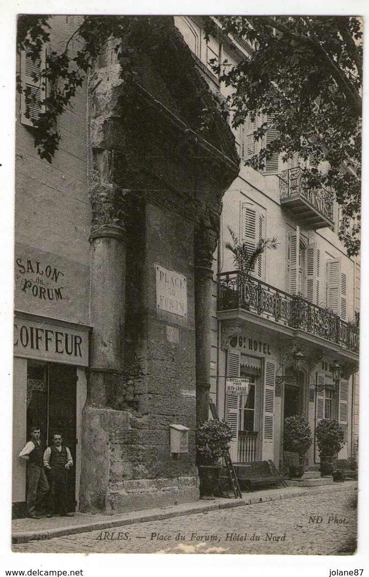 CPA 13  ARLES  PLACE DU FORUM   HOTEL DU NORD      SALON COIFFEUR - Arles