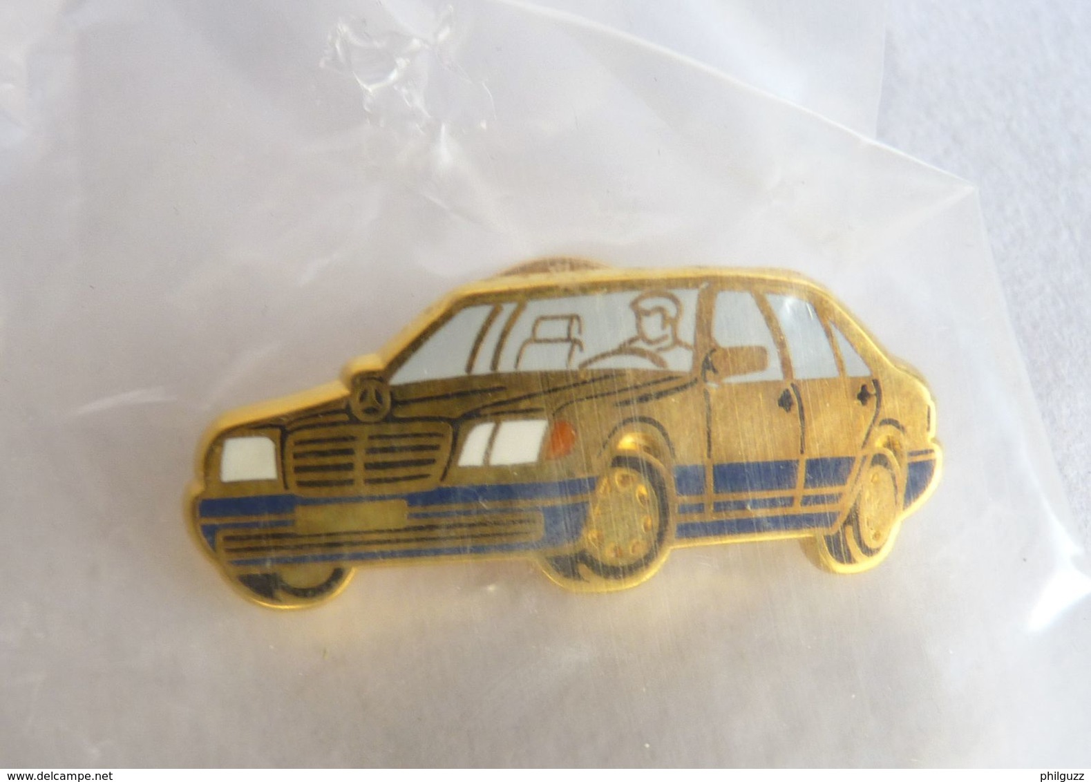 PIN's ARTHUS BERTRAND MERCEDES VOITURE AUTOMOBILE BERLINE OR ET BLEUE - Renault