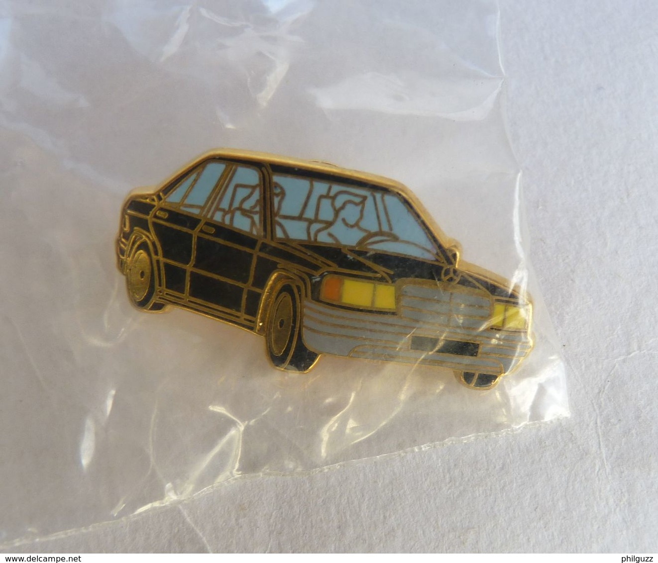 PIN's ARTHUS BERTRAND MERCEDES VOITURE AUTOMOBILE BERLINE NOIRE - Renault