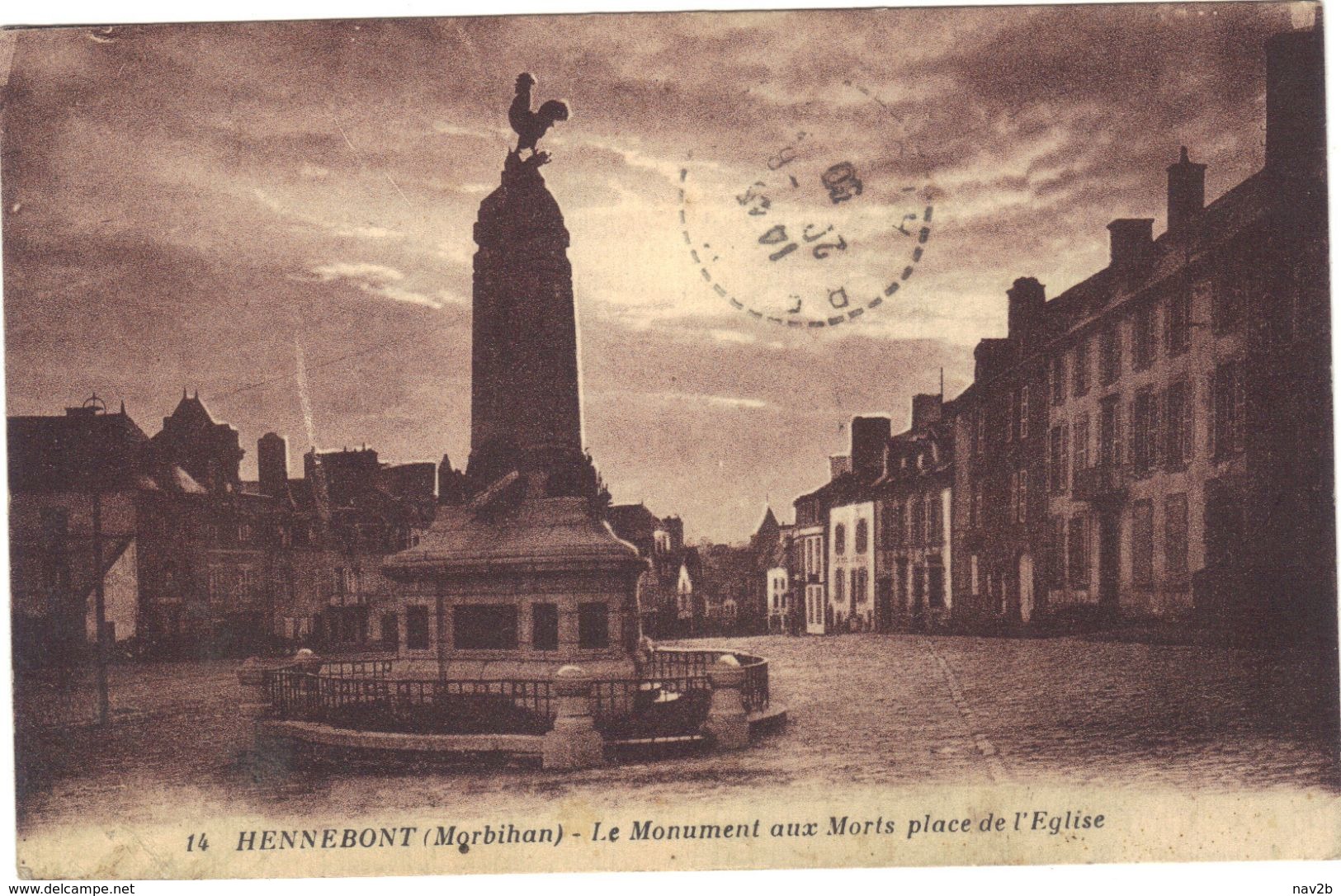 Hennebont .  Le Monument Aux Morts Place De L'Eglise . Circulée . - Hennebont