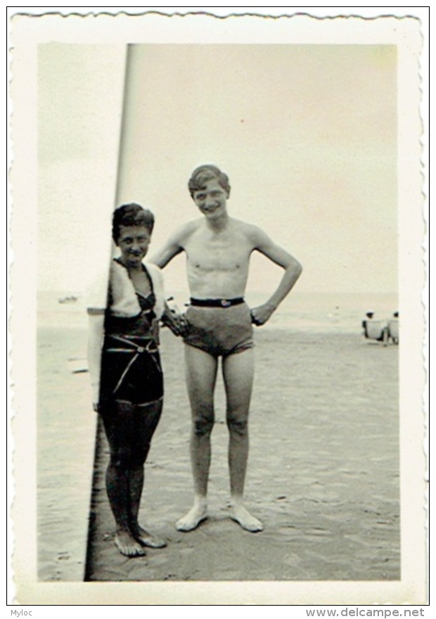 Foto/Photo.  Homme Et Femme En Maillot à La Plage. - Personnes Anonymes