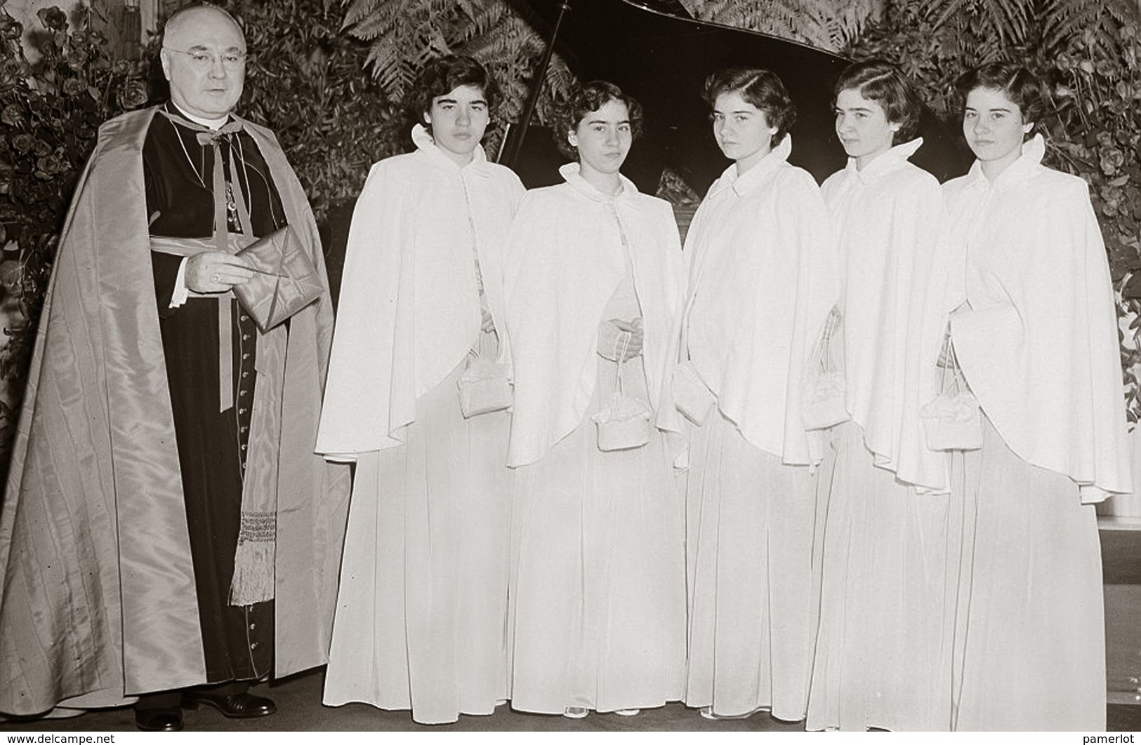 Les Quintuplées Dionne # 4 -  CPM " Jumelles Dionne"  Né En 1934, Communions Solennels, Ont, Canada, Reproduction - Femmes Célèbres