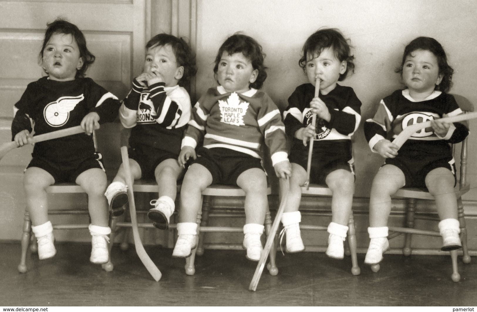 Les Quintuplées Dionne # 10 -  " Jumelles Dionne"  Né En 1934, Ligue National LNH, Ont,Canada, Reproduction - Groupes D'enfants & Familles